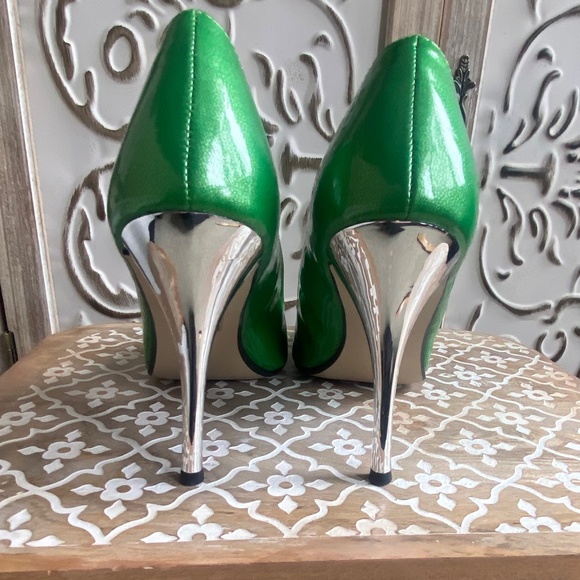 NWT Pierre Dumas Heels in Kelly Green, Size 8 - Picture 4 of 8